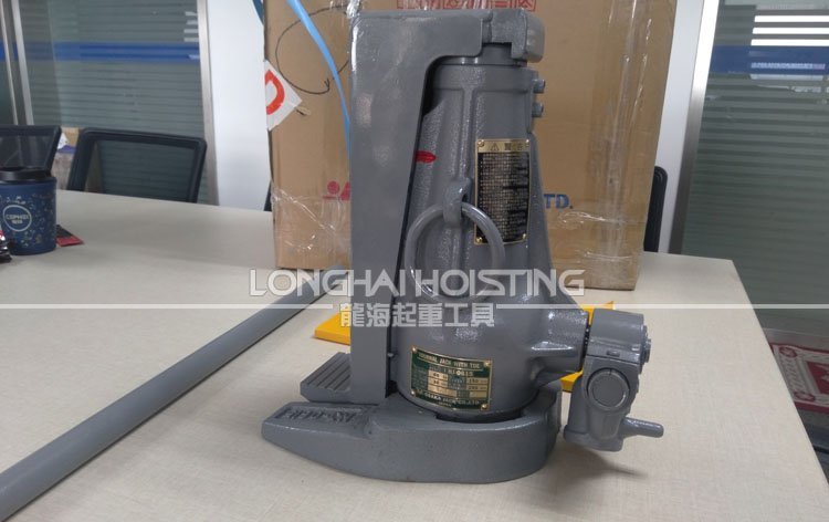 NJ型螺旋爪式千斤頂實(shí)物 NJ型螺旋爪式千斤頂實(shí)物